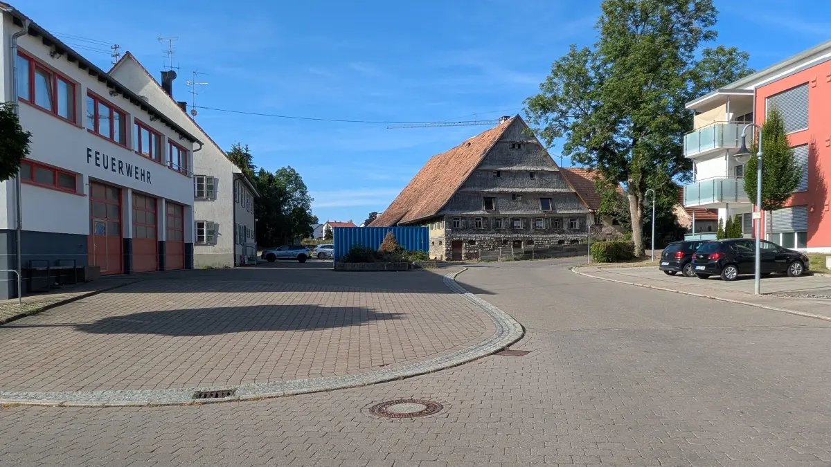 Wegen dem Feuerwehrhausneubau muss in der Dunninger Brunnenstraße der verdolte Dorfbach in den Vorplatzbereich verlegt werden.
