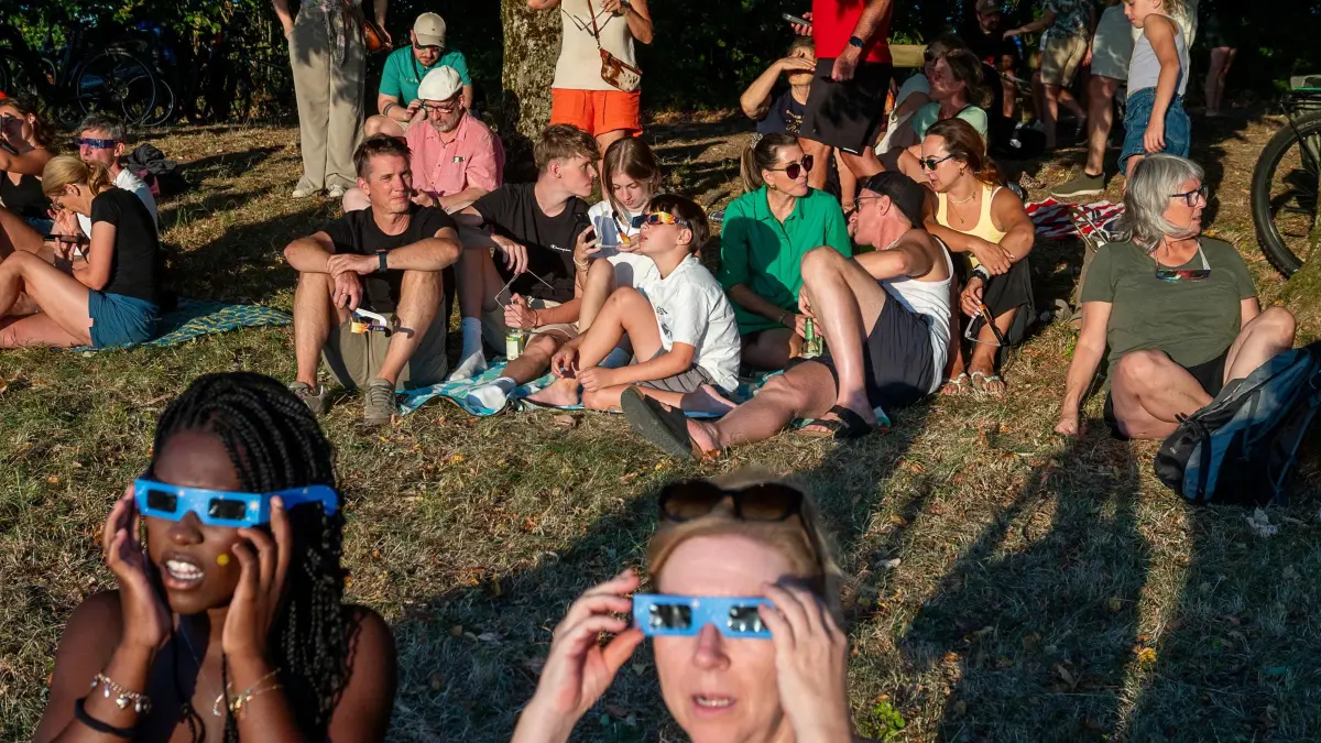 Die partielle Sonnenfinsternis lockte kurz vor Sonnenuntergang rund 1000 Zuschauer auf den Schutterlindenberg.