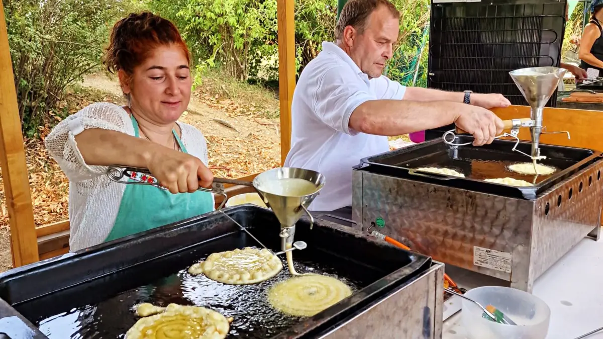 Die Strübli, die dem Fest in Wollbach den Namen gegeben haben, sind heiß begehrt. Rechts ist Küchenchef Dirk Ruppertz bei der Zubereitung des Süßgebäcks zu sehen.