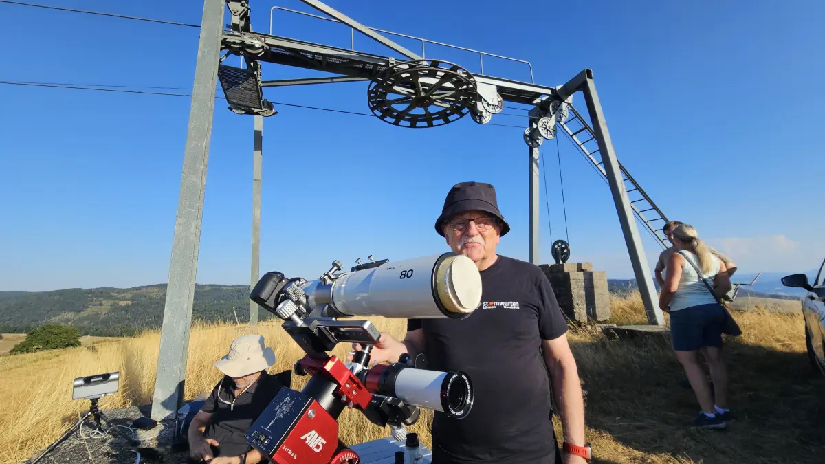 Herbert Weniger, Astronom der Sternwarte Gersbach, bringt sein Teleskop mit Spezialfilter am Bergbrunnenlift in Position.