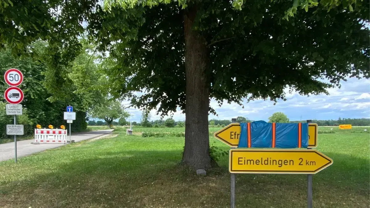 Seit die sanierte Kanderbrücke wieder passiert werden kann, ist das Schild in Richtung Efringen-Kirchen nicht länger verhüllt. Allerdings gibt es derzeit eine weitere Besonderheit: Das Promillesträßchen dürfe derzeit alle nutzen, weil die geplante Beschilderung noch fehlt.