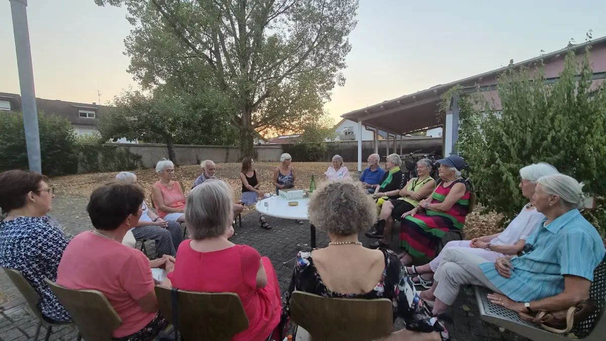 Hildegard Vierhuff und Claudia Schmidt zeigten sich als geschickte Erzählerinnen, die für einen heiteren Abend sorgten.