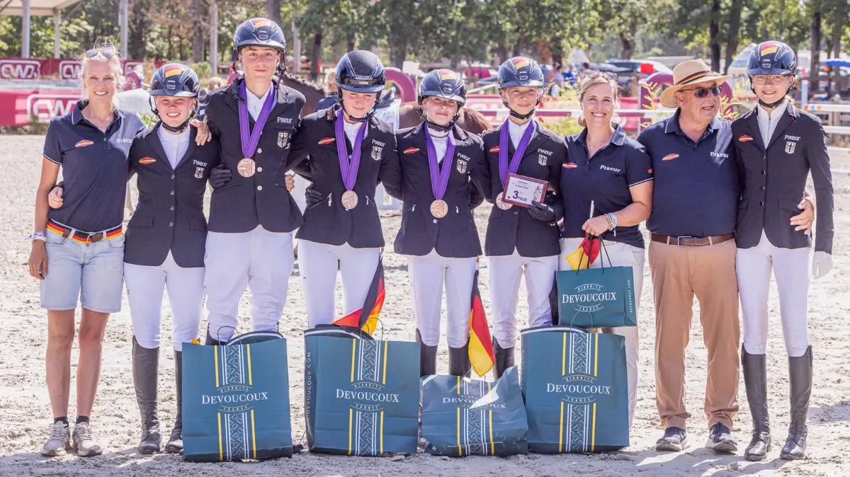 Bundestrainer Rüdiger Rau (Zweiter von rechts) jubelt in Le Mans mit seiner Nationalmannschaft.
