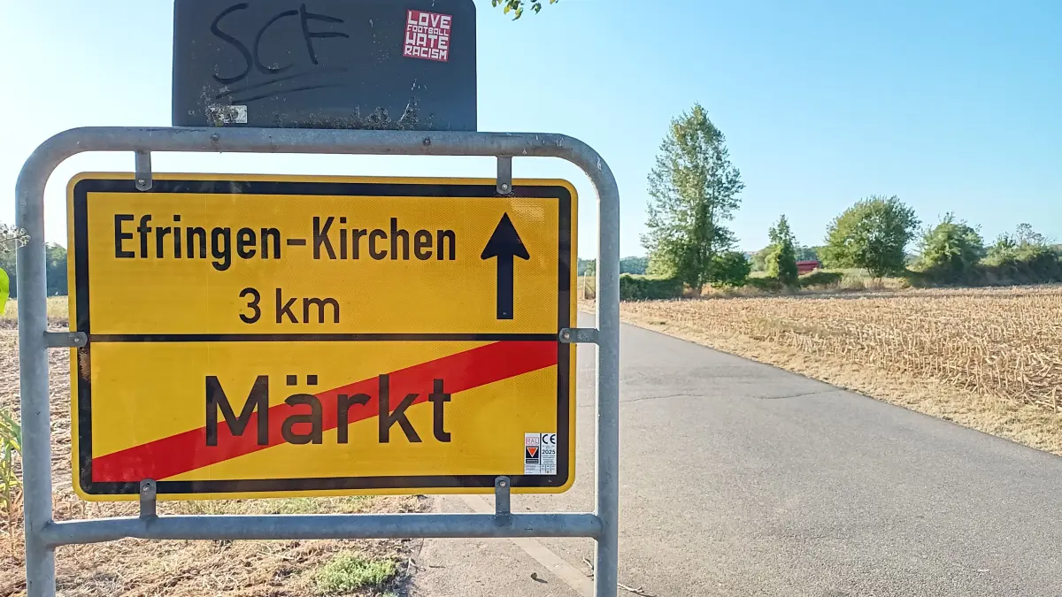 Das Promillesträßchen ist derzeit geöffnet, weil die Verbotsschilder für den Durchgangsverkehr nicht rechtzeitig geliefert wurde. Eigentlich war geplant, die Beschilderung nach Wiedereröffnung der sanierten Kanderbrücke anzubringen.