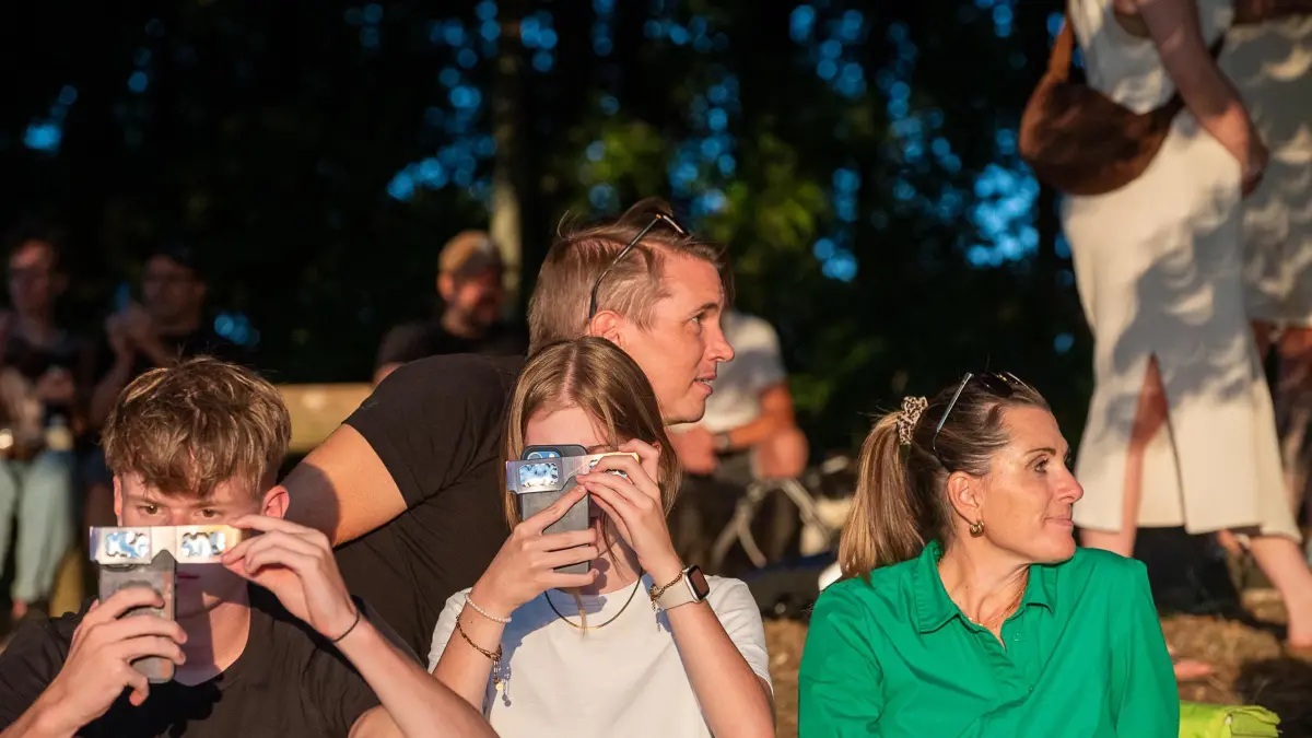 Die partielle Sonnenfinsternis lockte kurz vor Sonnenuntergang rund 1000 Zuschauer auf den Schutterlindenberg.