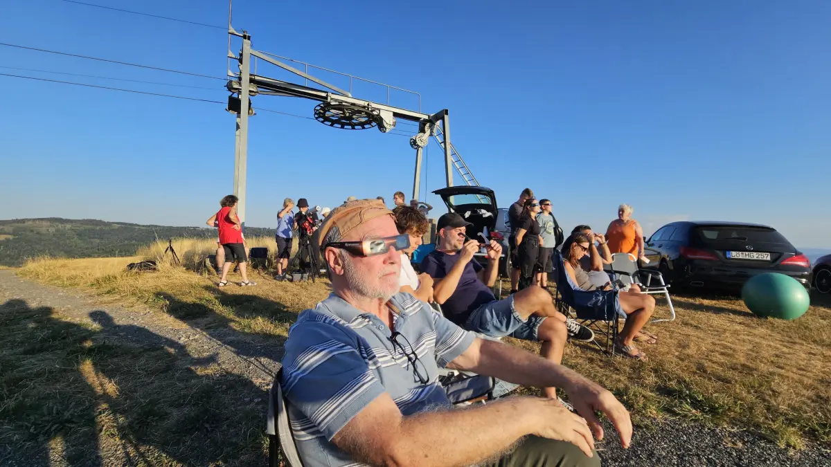 "Es geht los." Die Sofi-Brillen werden aufgesetzt bei den Logenplätzen am Bergbrunnenlift.