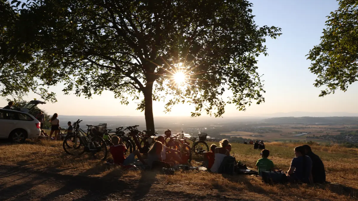 Viele betrachteten die Sonnenfinsternis vom Tüllinger aus.