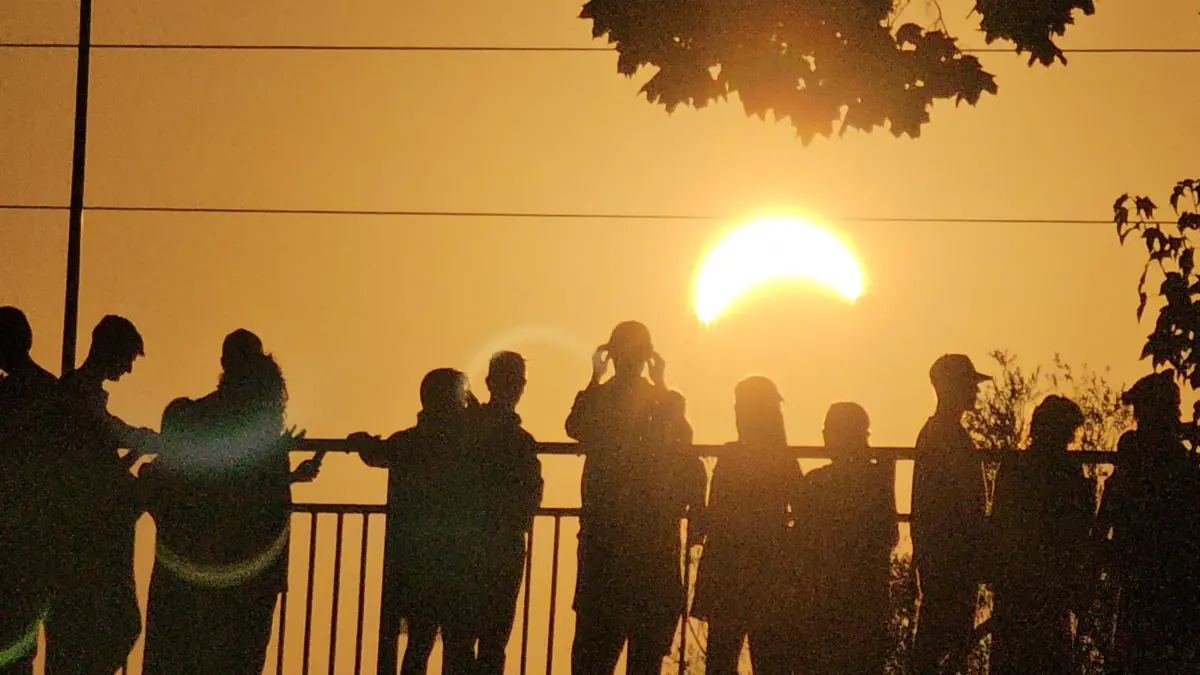 Zahlreiche Freiburger beobachteten am Mittwochabend die Sonnenfinsternis.
