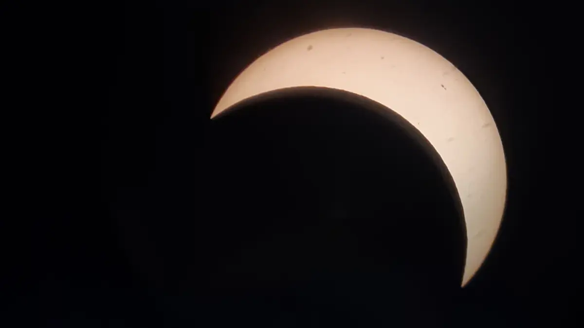 So fing unser Leser Karl-Heinz Schäfer die Sonnenfinsternis auf dem Simmozheimer Hörnle ein.
