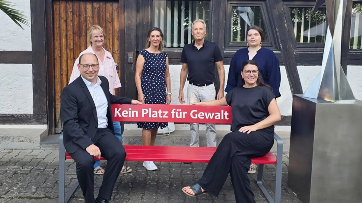 Die Rote Bank auf dem Areal der Kunststiftung Erich Hauser