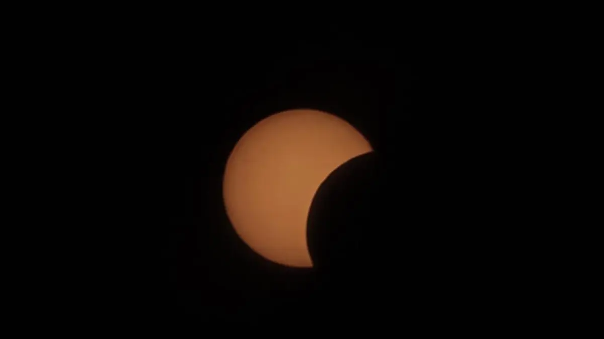 Der dunkle Himmel lässt Mond und Sonne besonders hell erstrahlen.
