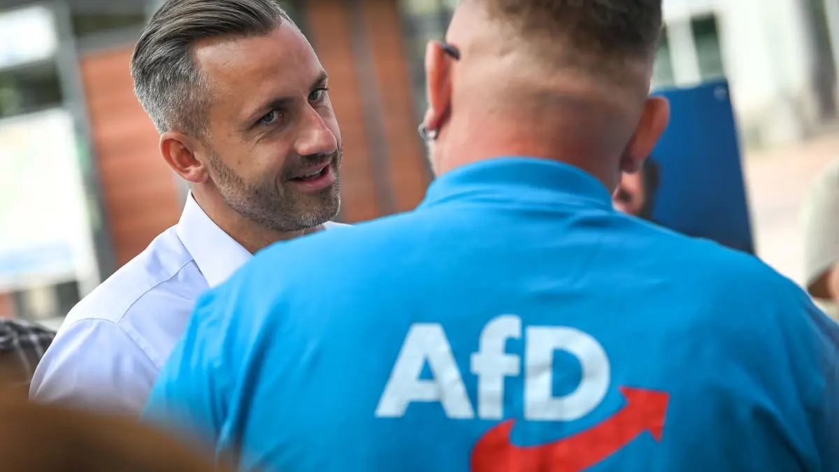 Ulrich Siegmund: ARCHIV - 07.08.2026, Sachsen_Anhalt, Bernburg: Ulrich Siegmund, AfD-Spitzenkandidat für die Landtagswahl in Sachsen-Anhalt, an einem Infostand in Bernburg. Ulrich Siegmund plant ein Kabinett mit vertrauten Gesichtern aus Sachsen-Anhalt. (zu dpa: «Bericht: Siegmund will bei Wahlsieg auf Vertraute setzen») Foto: Heiko Rebsch/dpa +++ dpa-Bildfunk +++
