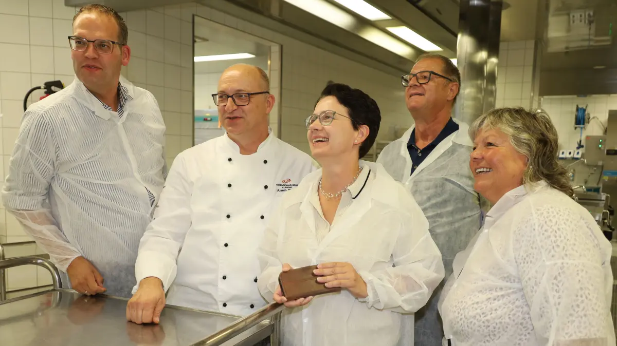 Der Speiseplan von Armin Storm (Zweiter von links) in der Klinikküche scheint gut anzukommen bei Andreas Braun, Marion Gentges, Jürgen Roth und Martina Braun (von links). Bildtext: Fotos: Birgit Heinig