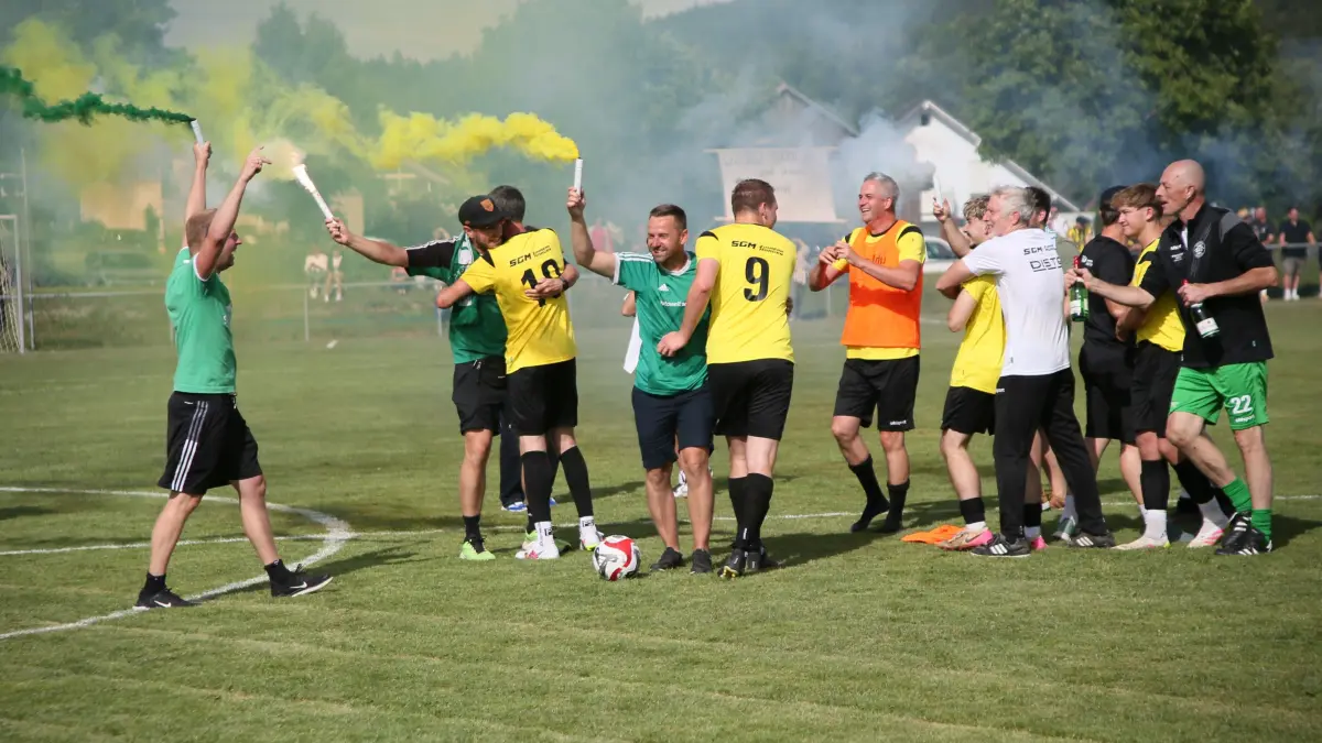Ausgelassen feierten die Spieler der SG Zimmern II/Horgen nach dem letzten Spiel die Meisterschaft und die Rückkehr in die Bezirksliga. Dort gilt es nun für den Aufsteiger, sich zu beweisen.