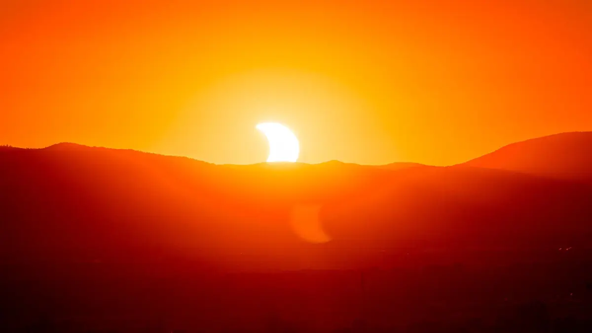 Die partielle Sonnenfinsternis lockte kurz vor Sonnenuntergang rund 1000 Zuschauer auf den Schutterlindenberg.