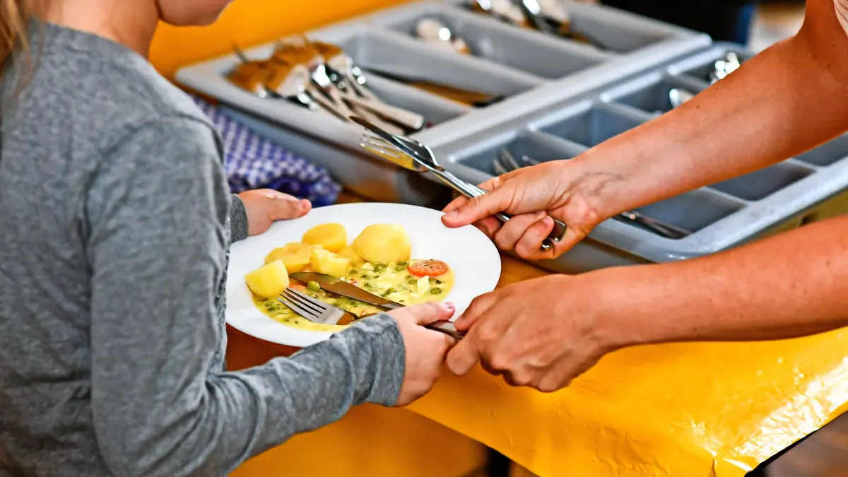 ARCHIV - 07.08.2019, Berlin: Schüler beim Mittagessen in der Mensa in der Grundschule an der Wuhlheide. Bundesernährungsminister Alois Rainer unterstützt einen weiteren Ausbau von Essensangeboten in den Schulen. (zu dpa: «Minister Rainer wirbt für gutes Schulessen») Foto: Jens Kalaene/dpa-Zentralbild/dpa +++ dpa-Bildfunk +++