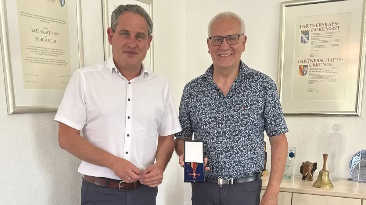 Fritz Trefzger (links) und Bürgermeister Dirk Harscher im Rathaus