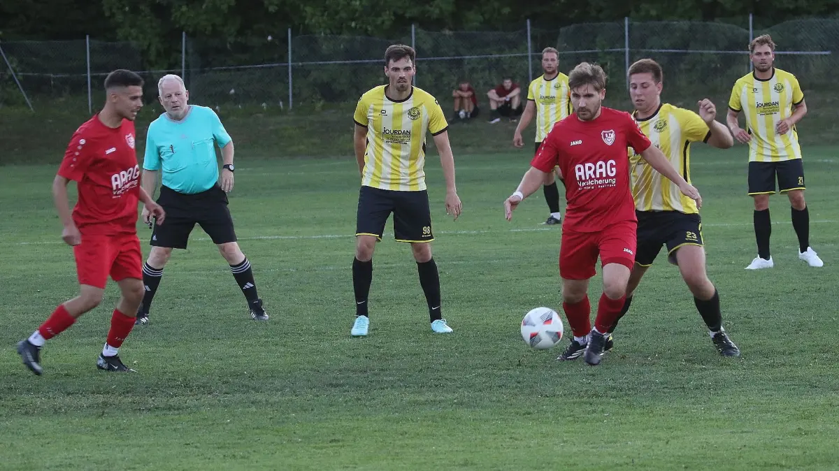 Der TSV Neuhengstett (gelbe Trikots) war in der Quali-Runde des Bezirkspokals für den SV Vollmaringen eine Nummer zu groß.