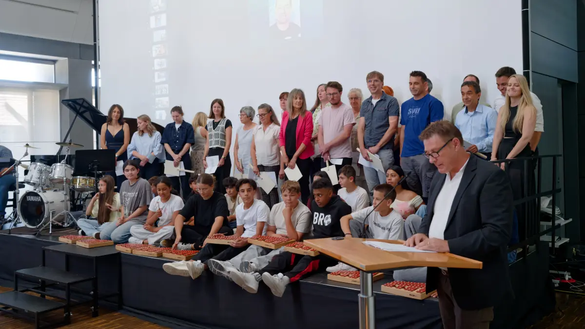 Thomas May wird als Rektor der Hohenbergschule feierlich verabschiedet.