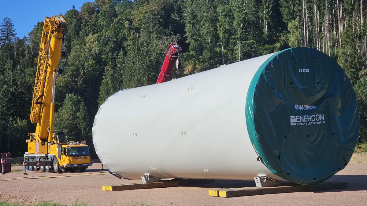 Die ersten Stahlröhren für die Windräder auf der Sirnitz sind am Zwischenlager in Wembach angekommen.
