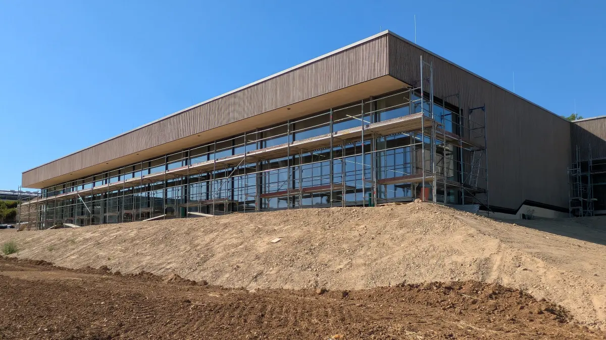 Bei den Aussenanlagen der neuen Zimmerner Dreifeld-Sporthalle ist die Grobplanie fertig. Die restlichen Arbeiten folgen im Herbst und Frühjahr. Danach wird die offizielle Einweihung gefeiert.