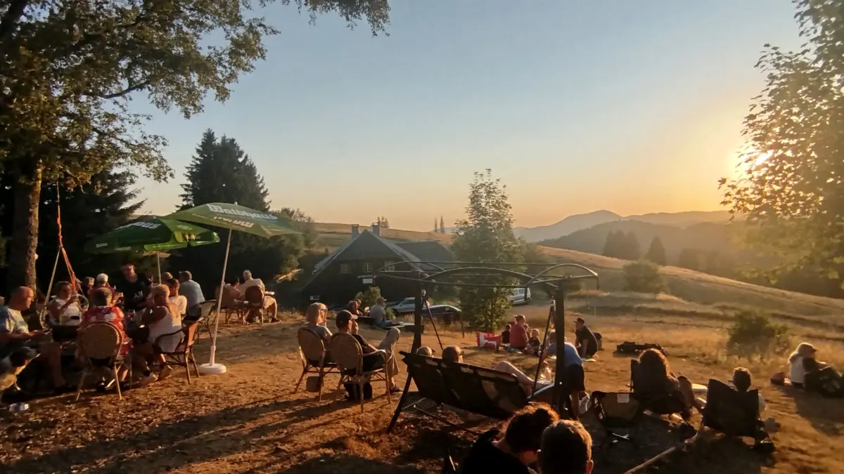 Auch beim Bergasthaus Gisiboden traf man sich zum Sonne-Schauen. Die Sonnenfinsternis tauchte den Berg in ein ganz besonderes Licht.