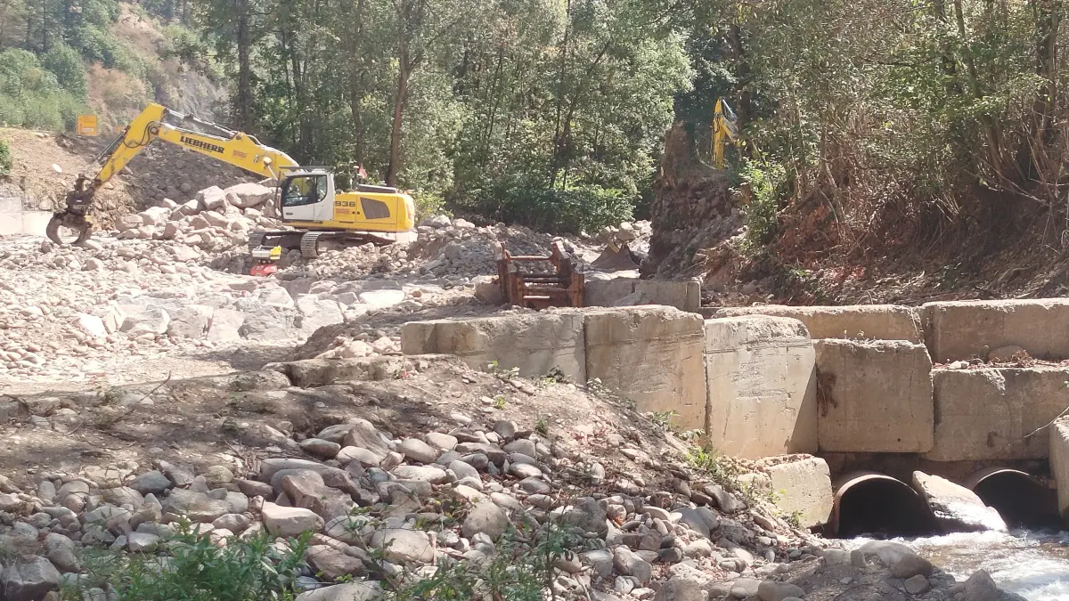 Kräftig im Einsatz sind aktuell Bagger in der "Wiese" bei Hausen.