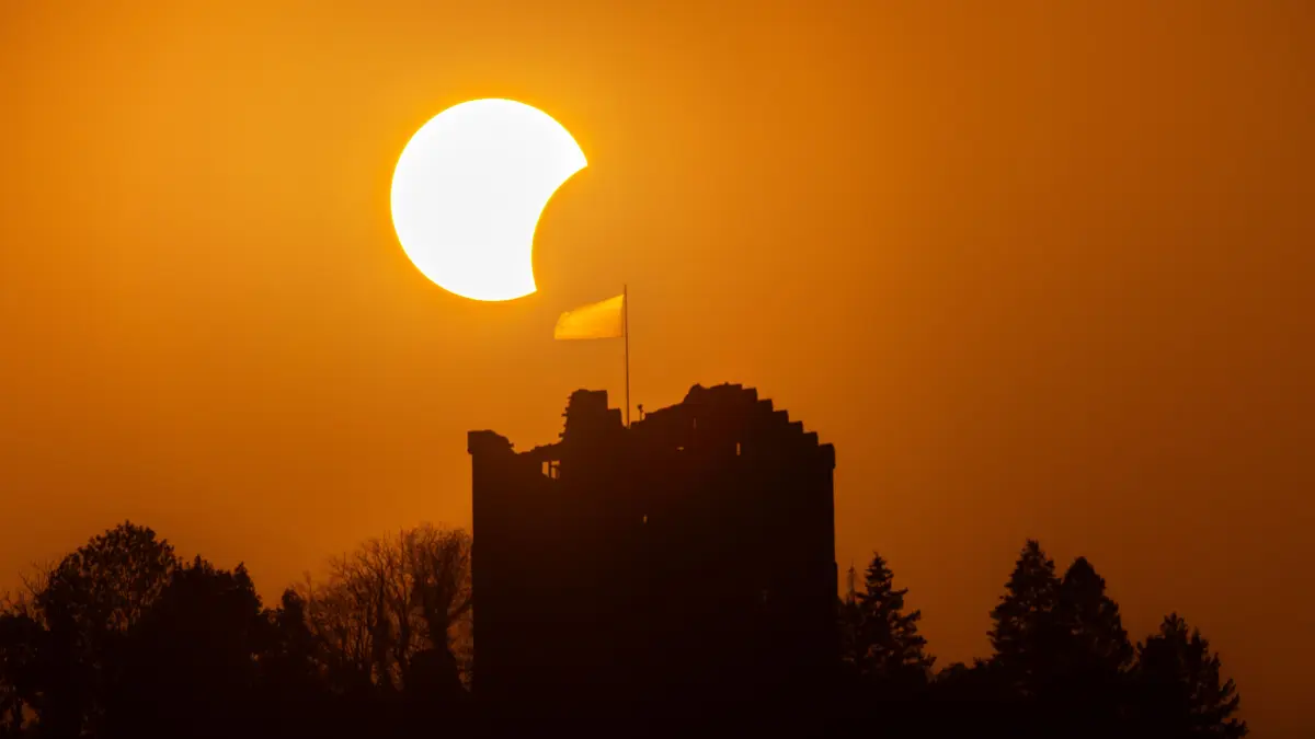 Das Foto zeigt die partielle Sonnenfinsternis über der Burg Hohengeroldseck.