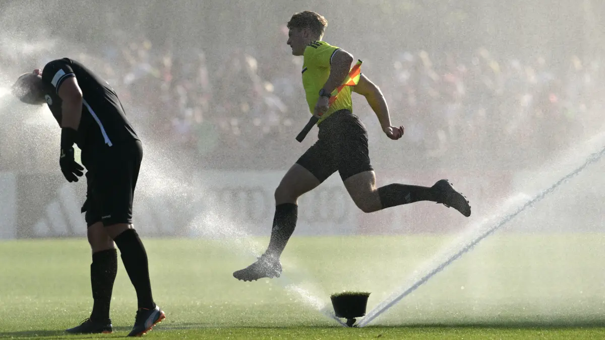 Wasser können bei der aktuellen Hitze nicht nur die Sportplätze sehr gut vertragen.