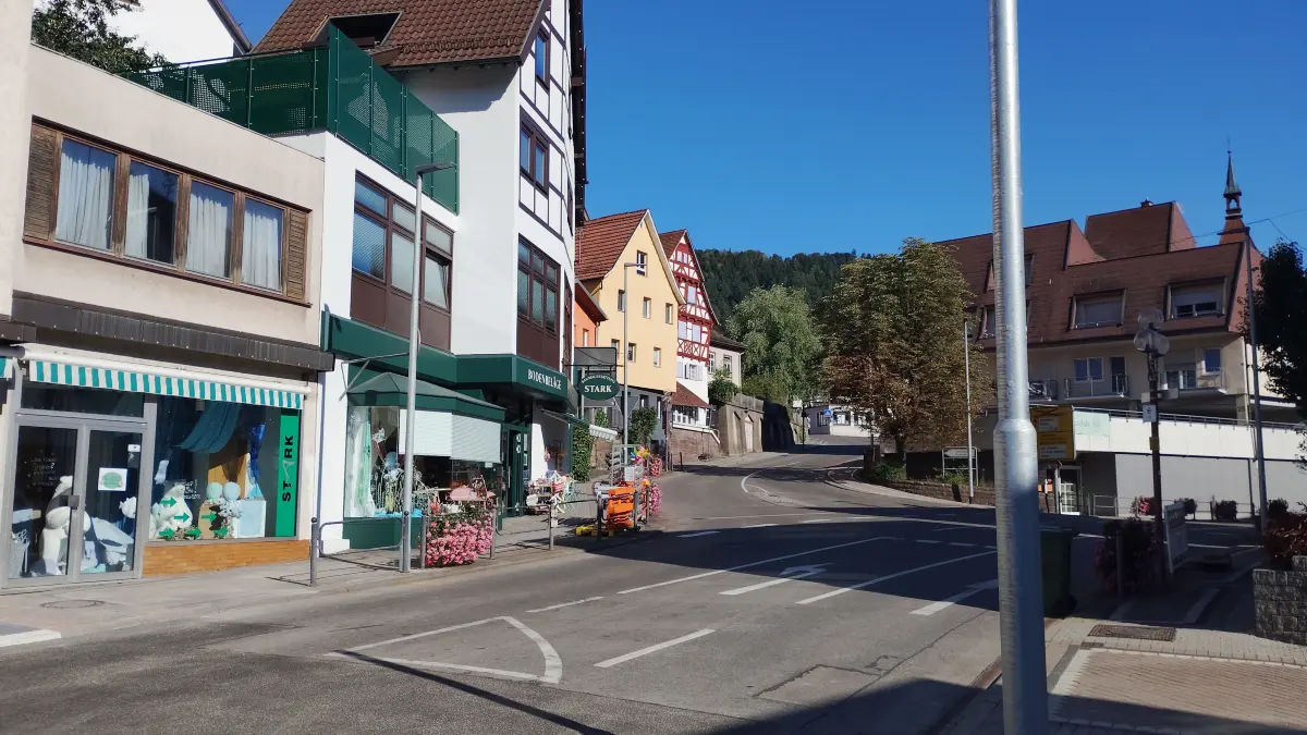 Nächste Woche werden die Signalgeber der Fußgängerampel montiert.