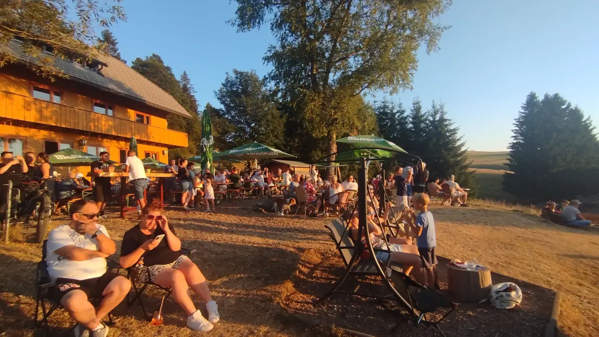 Sonnenfinsternis-Happening beim Berggasthaus Gisiboden.