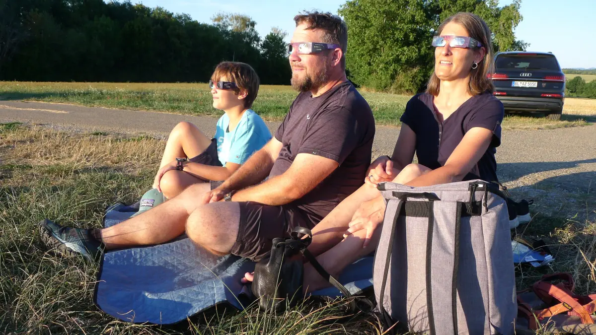 Familie Weinmann aus Haigerloch hat es sich auf der Picknickdecke gemütlich gemacht.