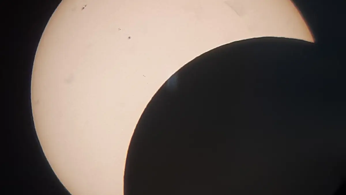 Die partielle Sonnenfinsternis, fotografiert von unserem Leser Karl-Heinz Schäfer auf dem Simmozheimer Hörnle