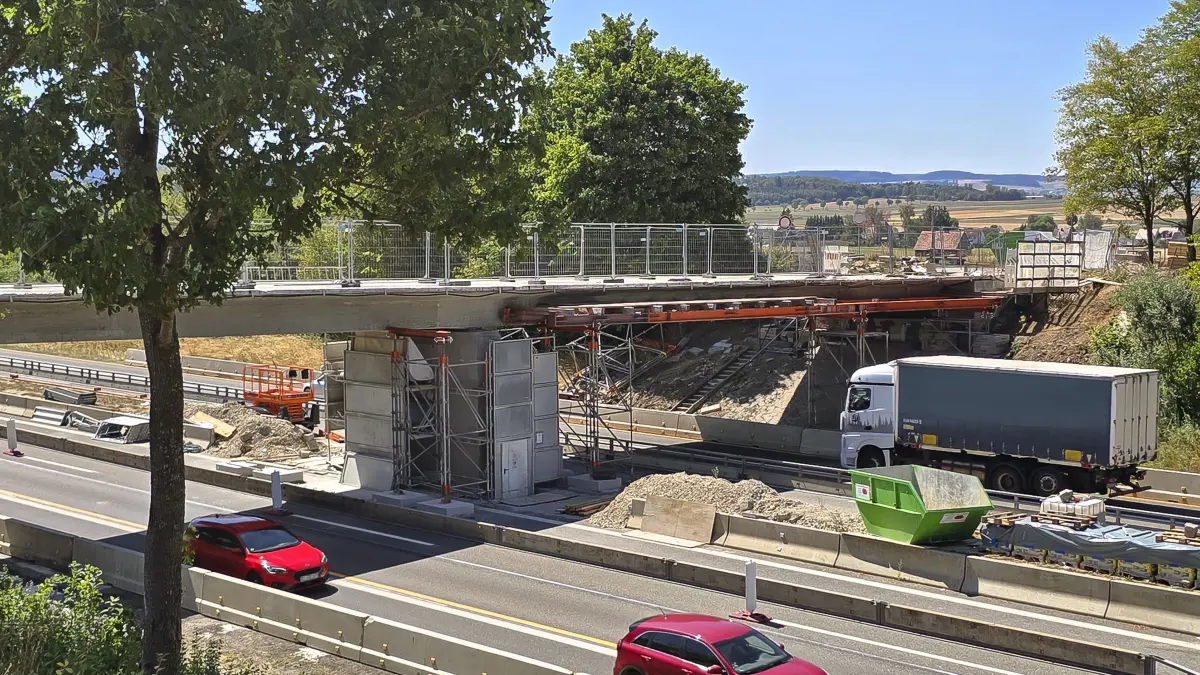 Am Tag danach rollt der Autobahnverkehr wieder unter der Brücke hindurch. Hier war am Mittwoch ein Stahlträger abgestürzt. Die Kreisstraße über die Brücke bleibt derweil noch lange gesperrt.
