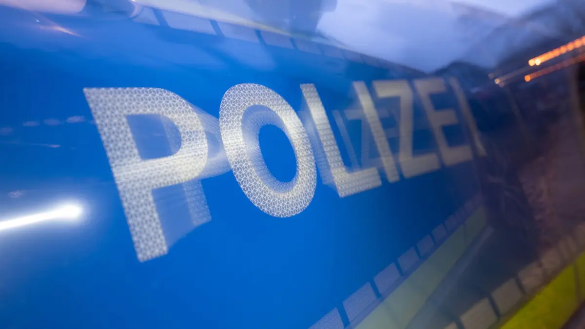 Illustration - Polizei: ILLUSTRATION - 30.11.2023, Baden-Württemberg, Stuttgart: Das Wort Polizei ist im Rahmen eines Fototermins auf der Karosserie eines Polizeifahrzeugs zu sehen (gestellte Szene, Wischeffekt durch Langzeitbelichtung). (zu dpa: «Polizei entdeckt mutmaßliche Einbrecher auf Parkplatz») Foto: Marijan Murat/dpa +++ dpa-Bildfunk +++