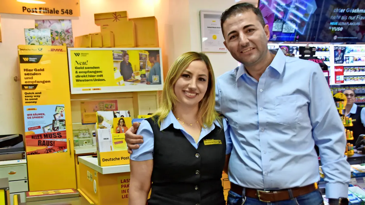 Shirin und Farhad Khalat führen die Postfiliale am Schlossplatz.
