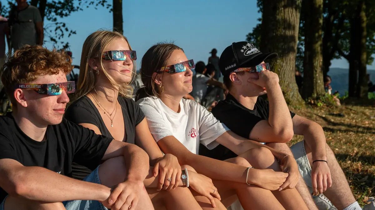 Die partielle Sonnenfinsternis lockte kurz vor Sonnenuntergang rund 1000 Zuschauer auf den Schutterlindenberg.