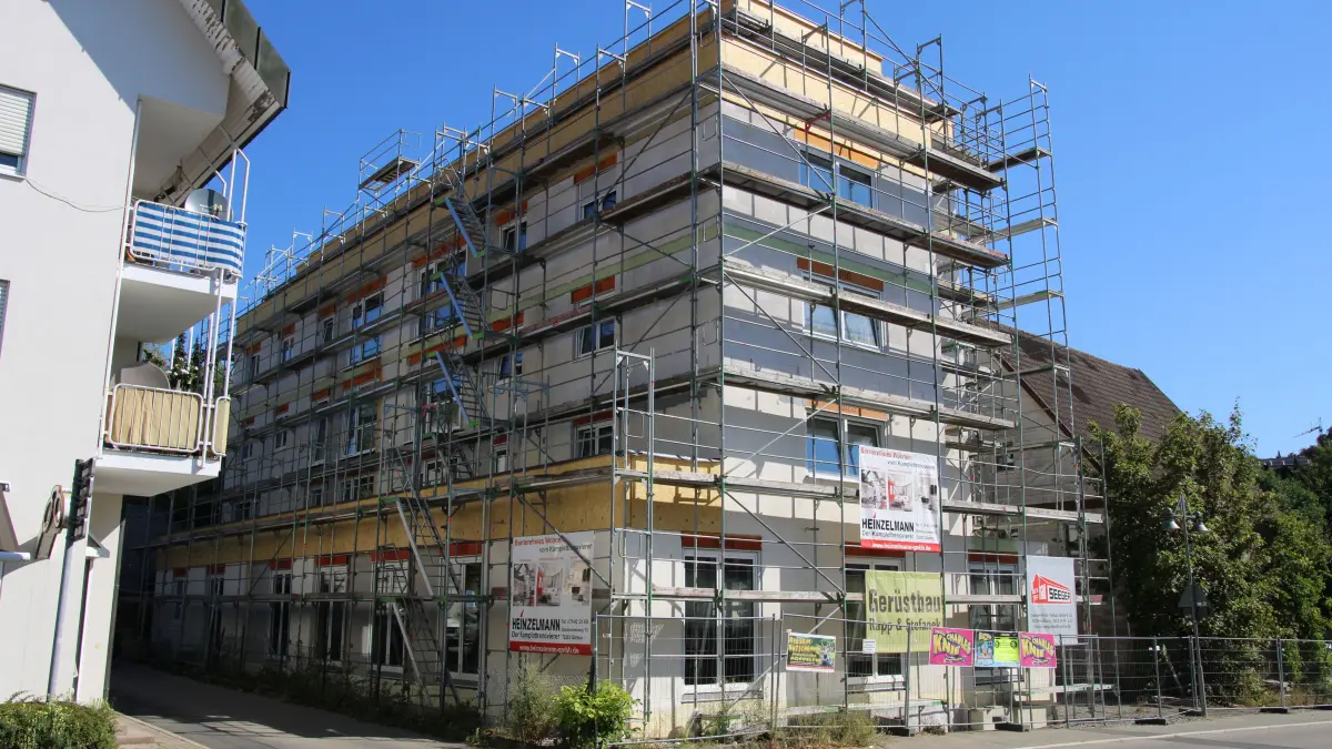 Noch umgibt ein Gerüst den Neubau in der Tübinger Straße. Im Januar soll das Haus aber bezugsfertig sein.