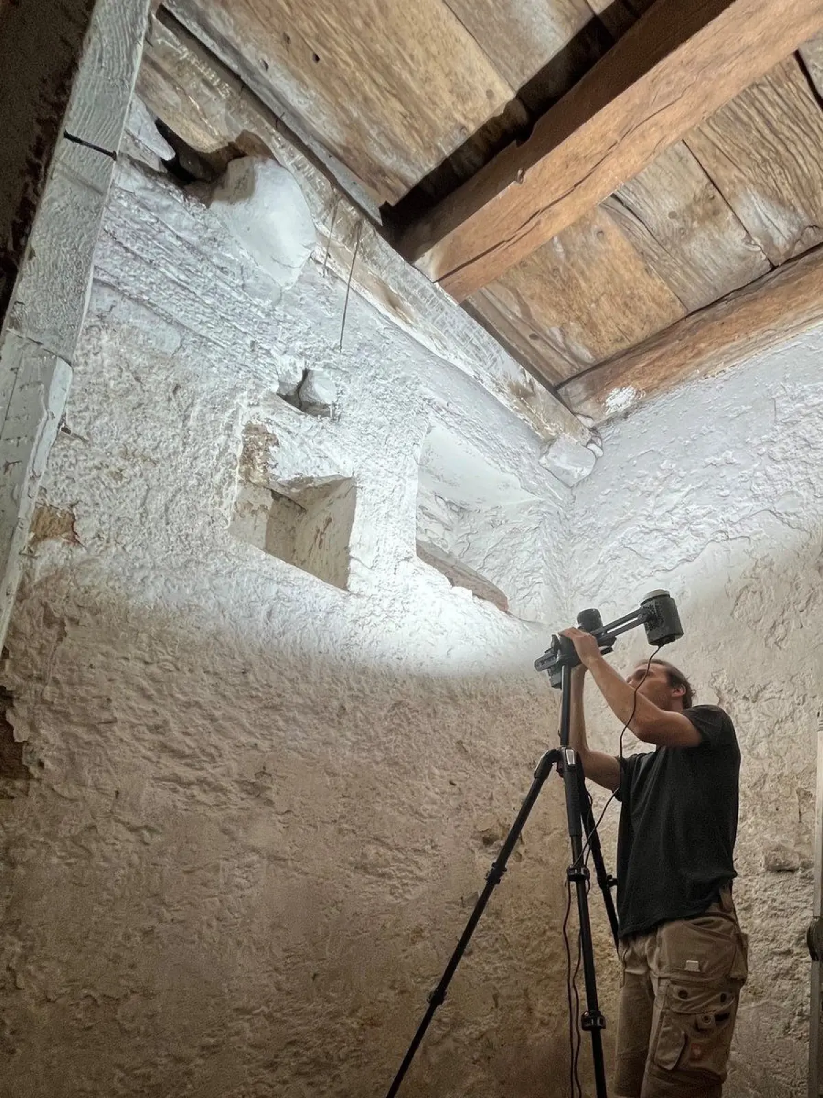 Die Konstanzer Kellerdecke in der Konardigasse überspannt eine Fläche von mehr als 25 Quadratmetern und besteht aus mindestens 19 Bohlen.