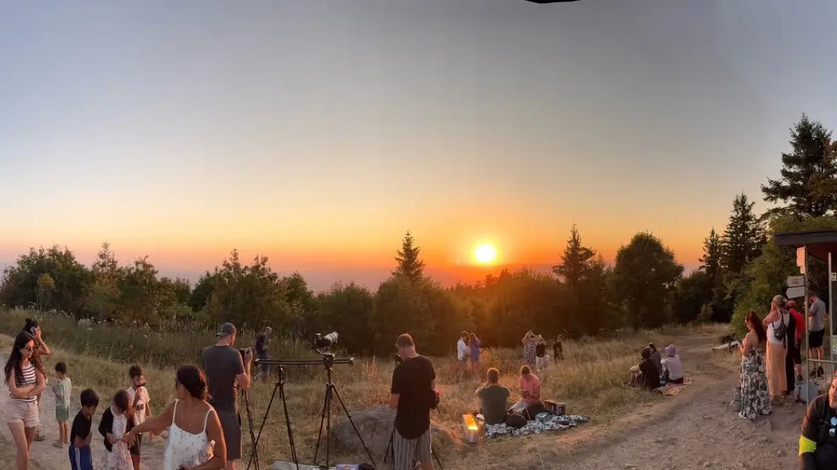 Die Sonnenfinsternis wurde auch auf dem Hochblauen betrachtet.