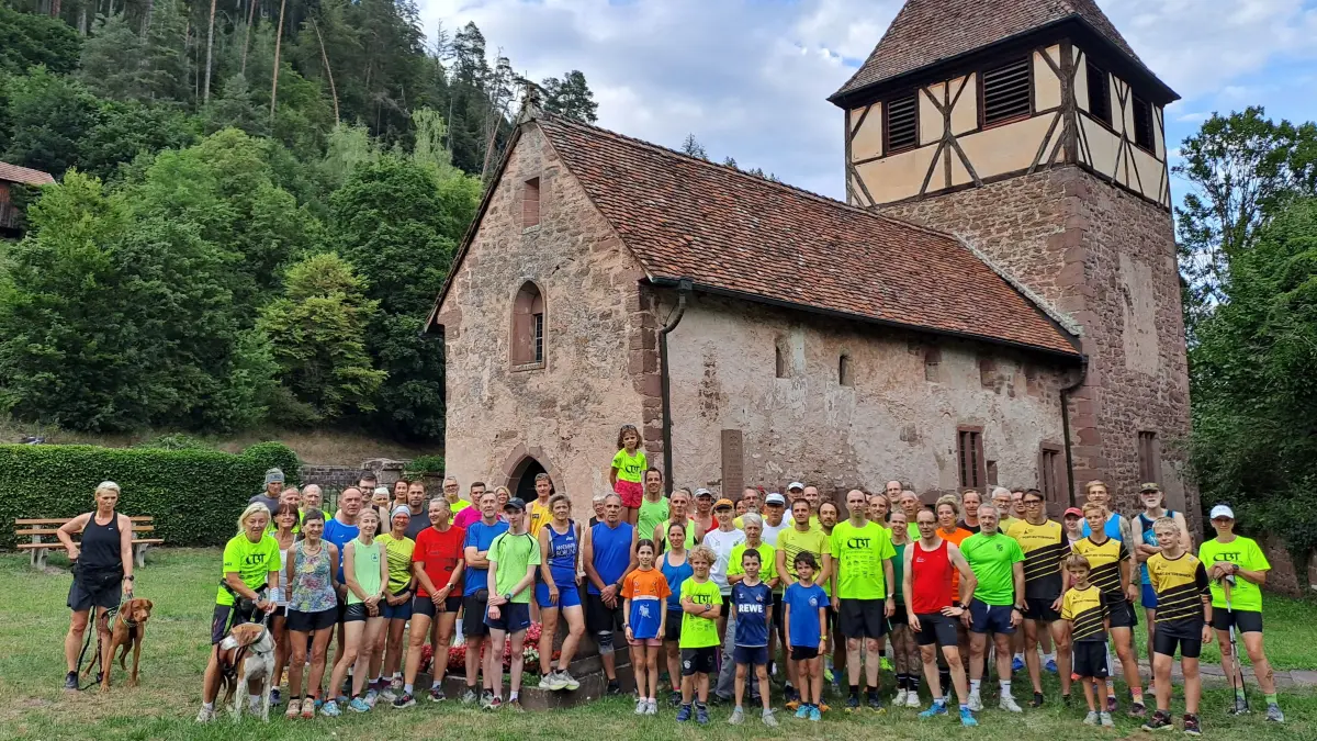 Der Start des Cool-Beach-Trails Stubenfelsen erfolgte an der Kentheimer St.-Candidus-Kirche.