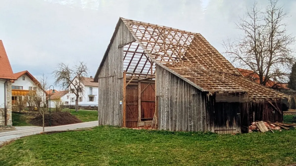 Der ehemalige Feldschuppen von Weitingens Ex-Ortsvorsteher Roland Raible in der Ergenzinger Straße wurde 1999 von Orkan „Lothar“ stark beschädigt.