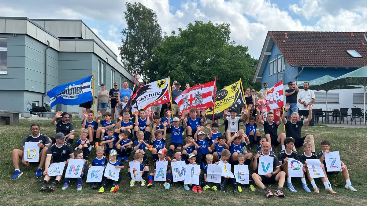 Die Teilnehmenden und Betreuer des Fußballcamps.