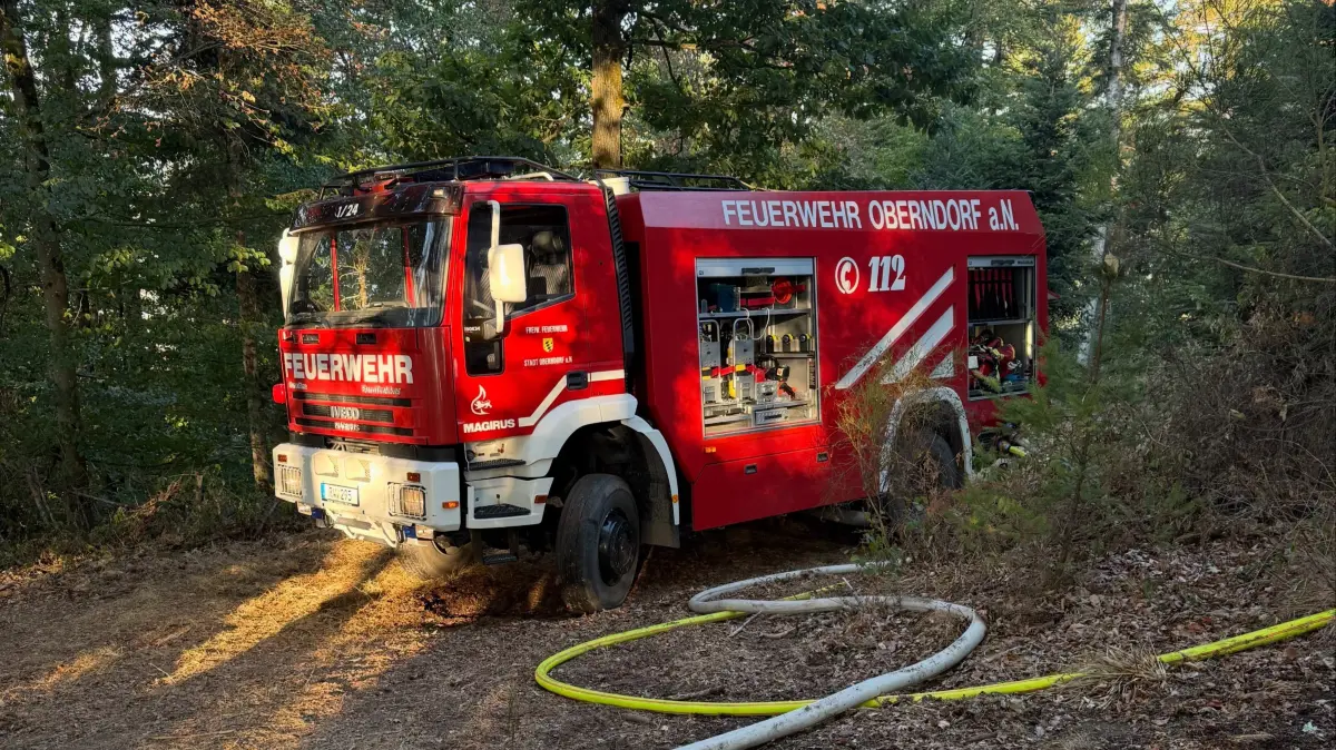 Auch die Feuerwehr Oberndorf kämpft im Ortenaukreis gegen ein Ausbreiten der Flammen.