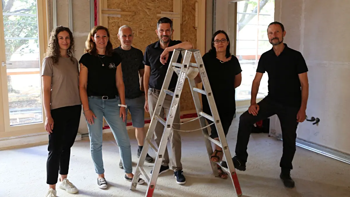 Informierten über den aktuellen Stand der Arbeiten: Caroline Räuber(von links), Katja Eckkert (Architekturbüro Moser), Umweltberater Thomas Klug, Claudio Bergermann (Leiter Gebäudemanagement), Annette Huber und Wolfram Schneider (Architekt) führten die Presse auch in den neuen Musikraum.