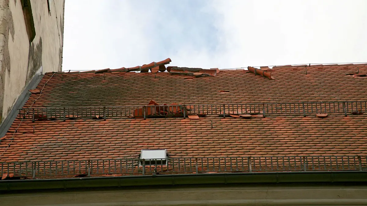 Massive Schäden am Dach der Weitinger Pfarrkirche durch den Orlan „Emma“ 2008.