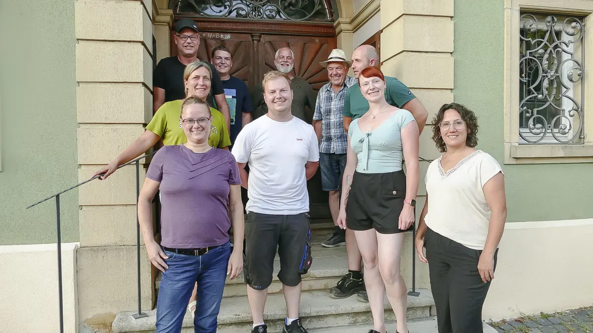 Sie laden zum Straßenfest ein: (von links) Sabrina Albicker (Landfrauen), Steffi Vollmer (Musikkapelle), Thomas Happle (Feuerwehr), Georg Baumann (Landjugend), Marcel Schwinge (Feuerwehr), Frank Meckes (Narrenverein Reetiwölf), Werner Riegger (Männergesangverein), Markus Vollmer (Fußballclub), Astrid Walter (Naturkindergarten Wiesenkinder) und Julia Beuter (Kirchenchor).