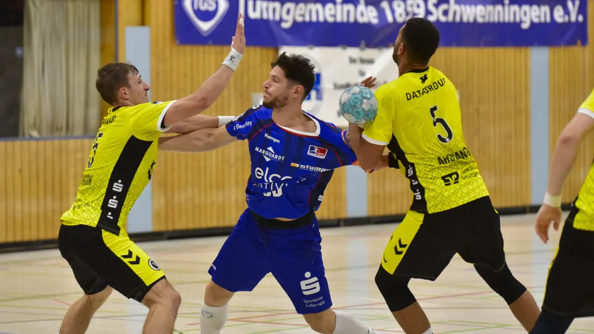Der HBW Balingen-Weilstetten um Csaba Leimeter (blaues Trikot) und der TVB Stuttgart lieferten sich ein intensives Spiel in Schwenningen.