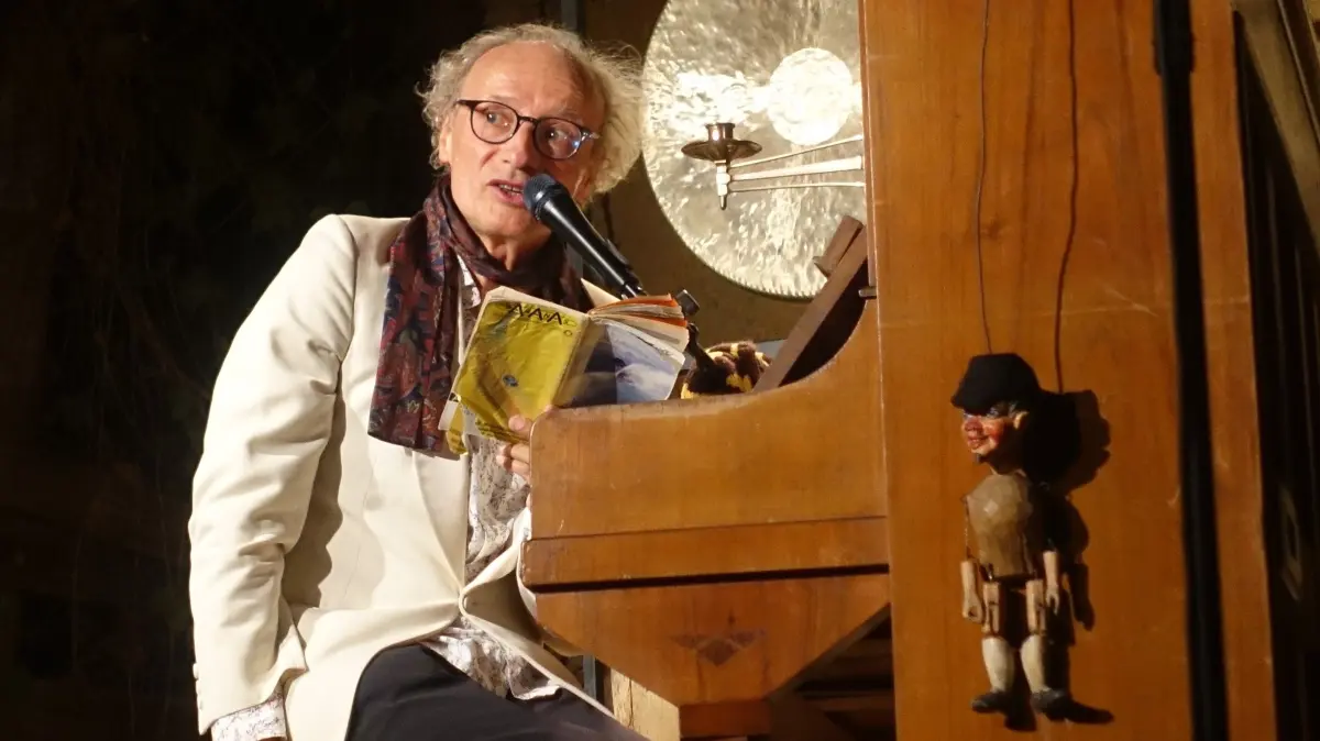Der Musikspieler Jürg Kienberger ließ noch einmal im Theater im Hof seine skurrilen Figuren aufleben.