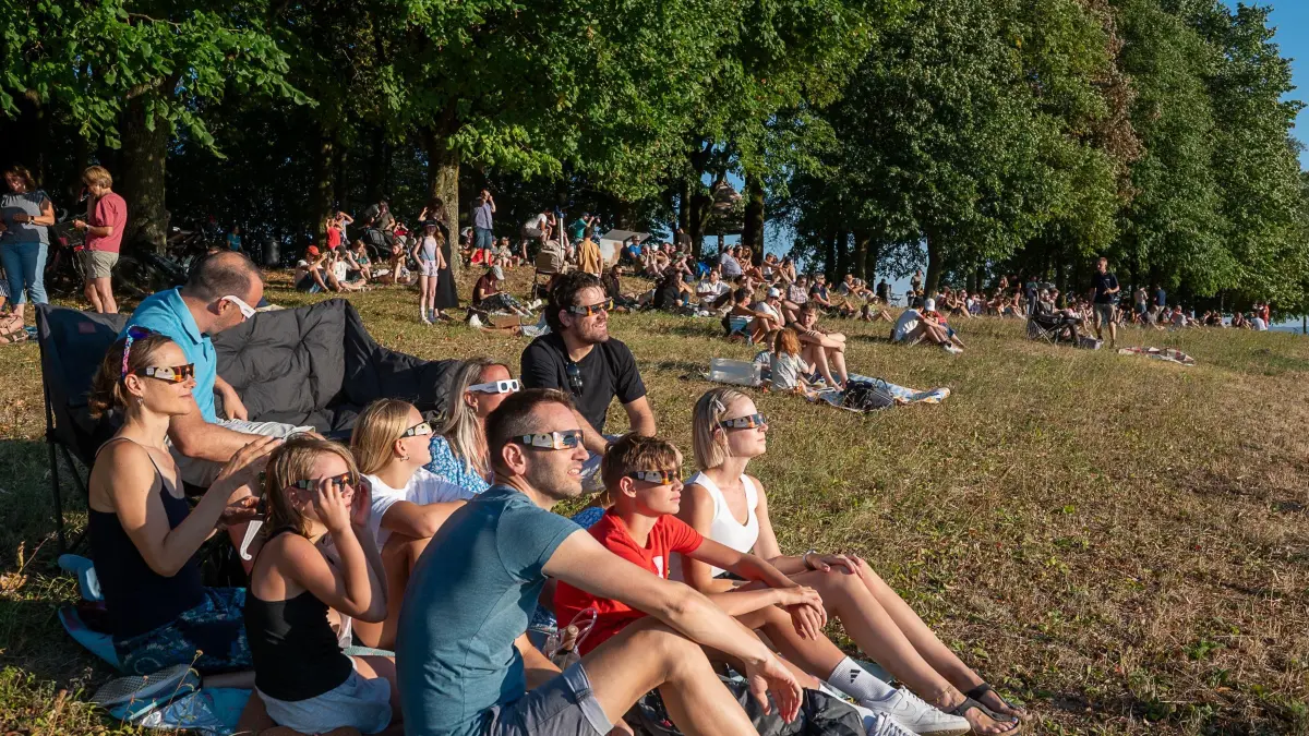 Die partielle Sonnenfinsternis lockte kurz vor Sonnenuntergang rund 1000 Zuschauer auf den Schutterlindenberg.